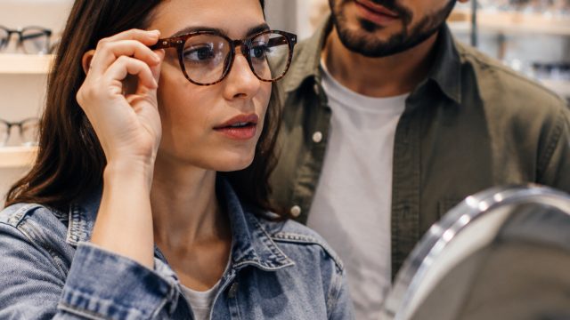 Trendy Eyewear: The Essential Guide to Choosing the Right Frames